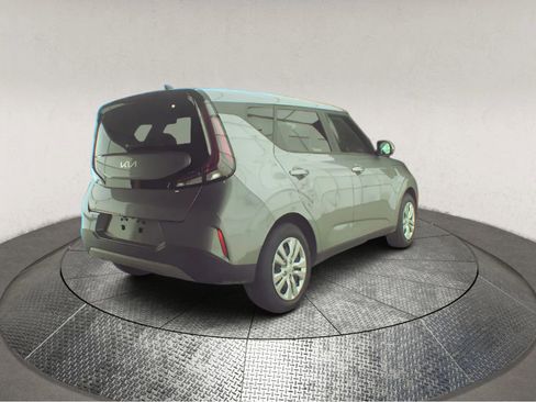 Used 2025 Kia Soul LX image 2