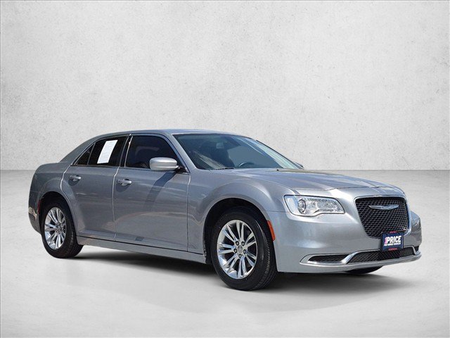 Used 2017 Chrysler 300 Limited RWD image 3