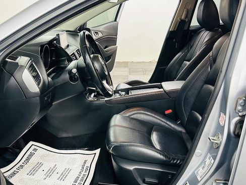 Used 2018 MAZDA MAZDA3 Touring FWD image 8