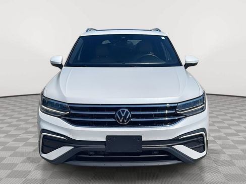 Used 2023 Volkswagen Tiguan SE w/ Panoramic Sunroof Package FWD image 2