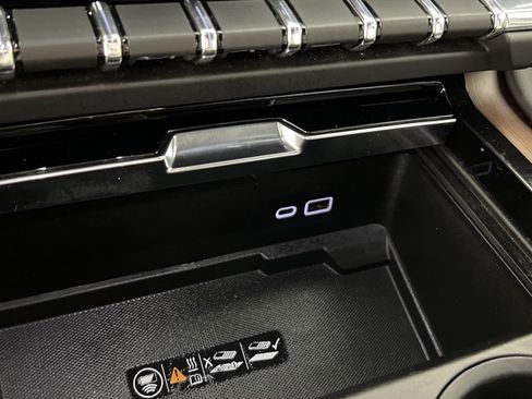 Used 2025 GMC Yukon XL Denali image 34