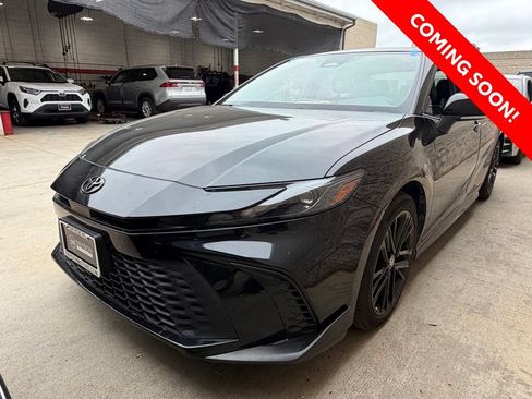 Used 2025 Toyota Camry SE FWD image 2