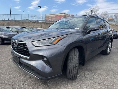 Used 2023 Toyota Highlander Platinum image 3
