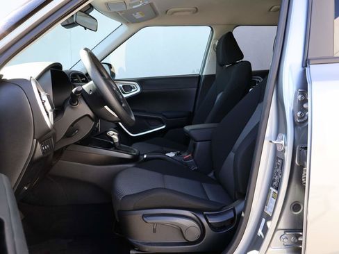 Used 2025 Kia Soul LX image 8