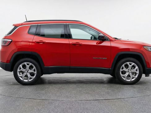 Used 2025 Jeep Compass Latitude image 11