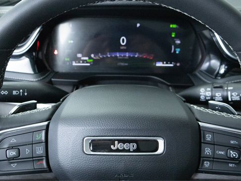 Used 2023 Jeep Grand Cherokee 4WD 4xe w/ Luxury Tech Group II image 17