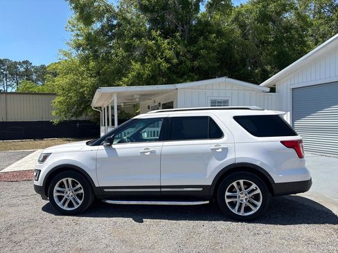Used 2017 Ford Explorer XLT w/ Equipment Group 202A AWD/4WD image 8