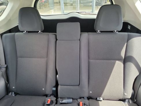 Used 2018 Toyota RAV4 LE FWD image 12