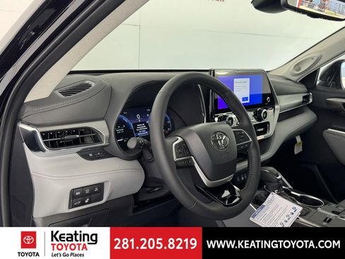New 2026 Toyota Highlander Platinum image 2