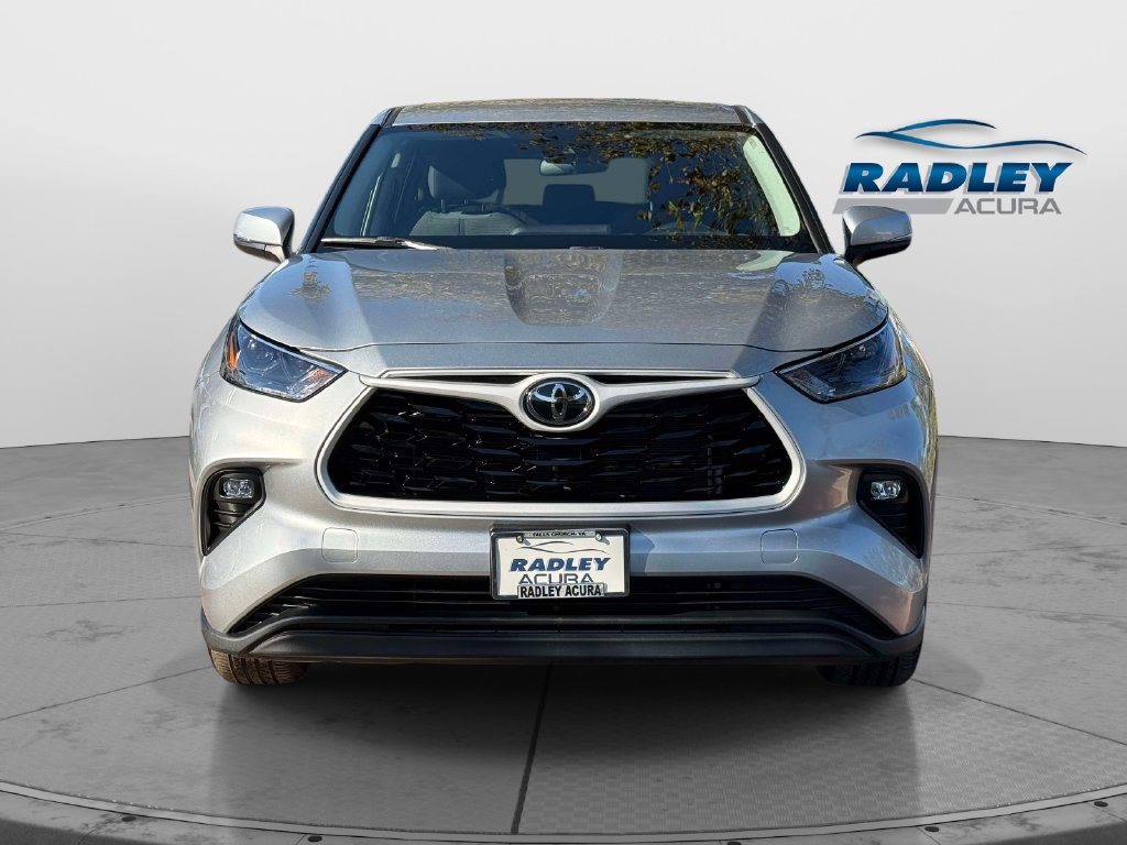 Used 2025 Toyota Highlander LE FWD image 2