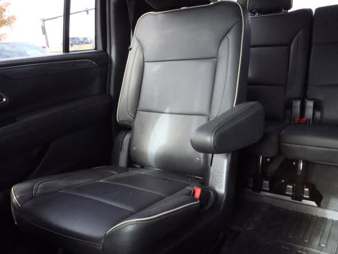 Used 2022 GMC Yukon XL SLT w/ SLT Luxury Package image 13