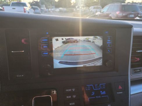 Used 2015 Toyota Sienna LE FWD image 13