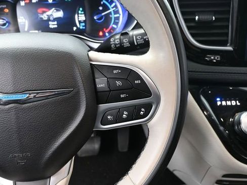 Used 2018 Chrysler Pacifica Limited w/ Advanced Safetytec Group FWD image 28
