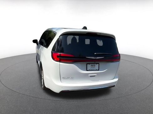 Used 2025 Chrysler Pacifica Select FWD image 12