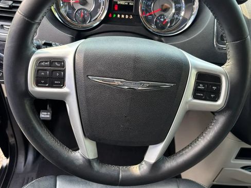 Used 2014 Chrysler Town & Country Touring FWD image 8