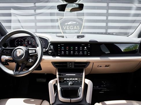 Used 2025 Porsche Cayenne image 47