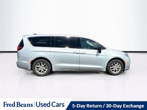Used 2024 Chrysler Pacifica Touring-L FWD image 12