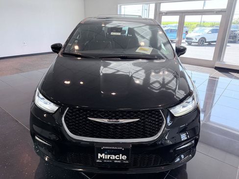Used 2026 Chrysler Pacifica Limited FWD image 20