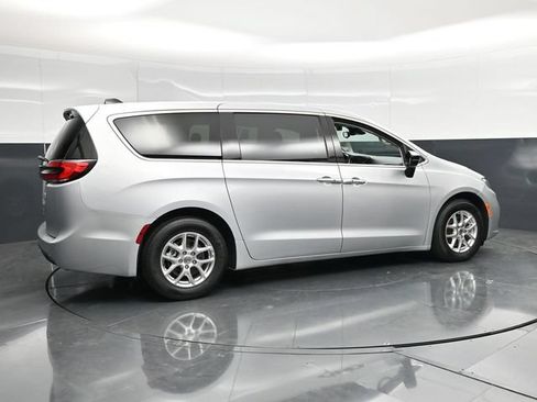 Certified 2024 Chrysler Pacifica Touring-L FWD image 4