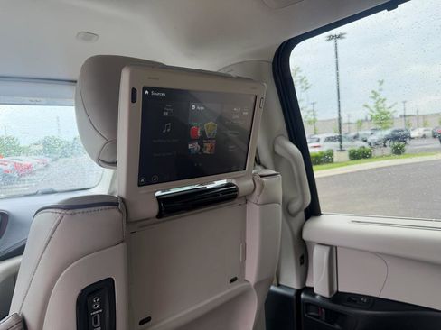 Used 2017 Chrysler Pacifica Limited w/ UConnect Theater Package FWD image 16