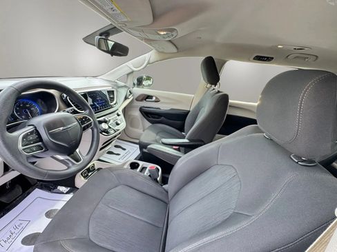 Used 2017 Chrysler Pacifica Touring FWD image 11