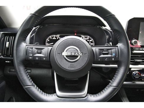 Used 2022 Nissan Pathfinder SV image 11