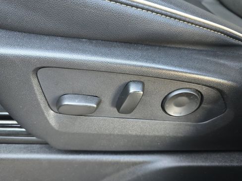 Used 2024 GMC Yukon SLT image 12