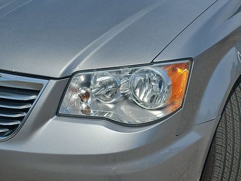 Used 2015 Chrysler Town & Country Touring FWD image 37