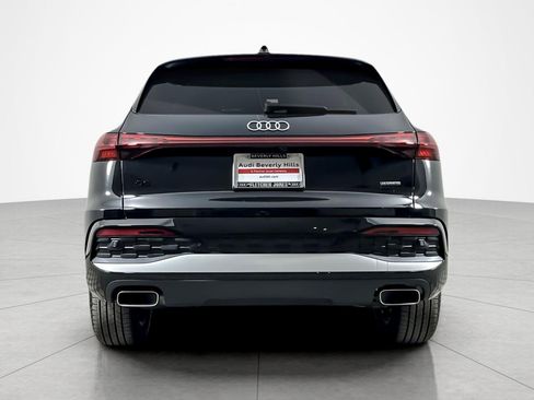 Used 2025 Audi Q5 Premium w/ Convenience Package image 4