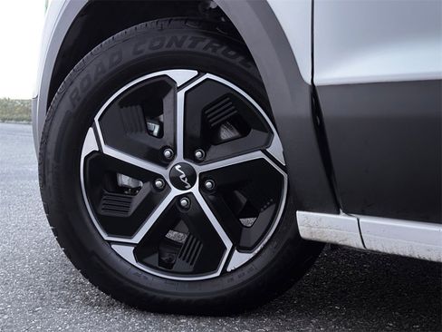 Used 2023 Kia Niro LX image 26