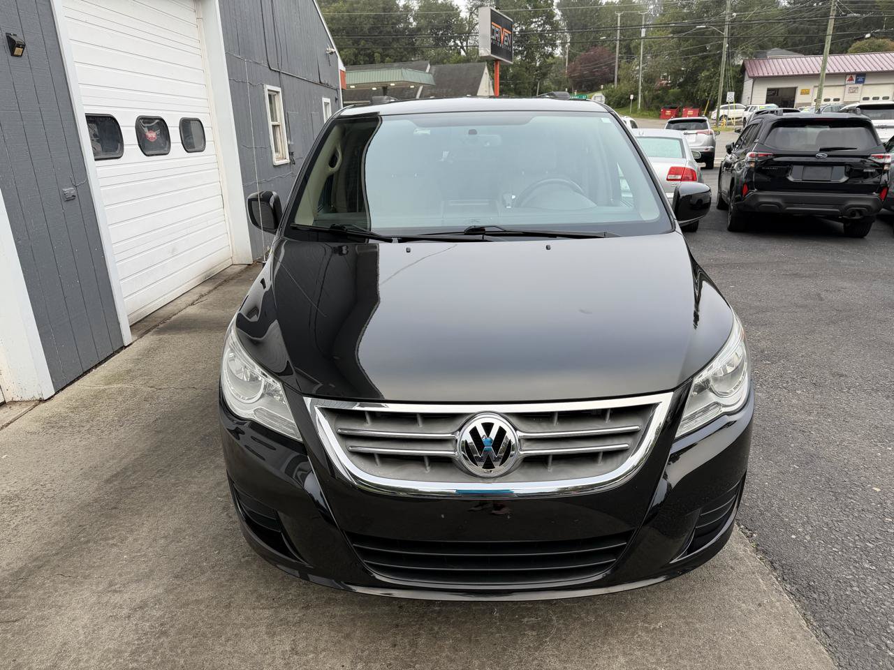 Used 2011 Volkswagen Routan SE FWD image 2