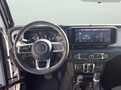 Used 2024 Jeep Wrangler Unlimited Sahara AWD/4WD image 17
