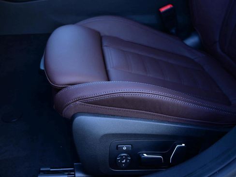 Certified 2025 BMW 330i xDrive Sedan w/ Premium Package AWD/4WD image 24