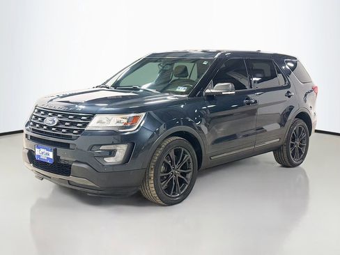 Used 2017 Ford Explorer XLT w/ Equipment Group 202A image 3