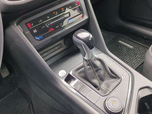 Used 2022 Volkswagen Tiguan SE image 29