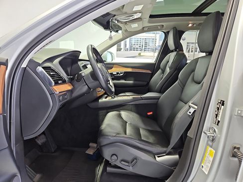 Used 2022 Volvo XC90 T6 Momentum image 13