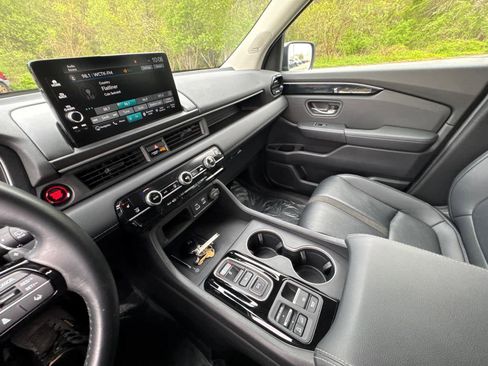 Used 2025 Honda Pilot Touring image 23