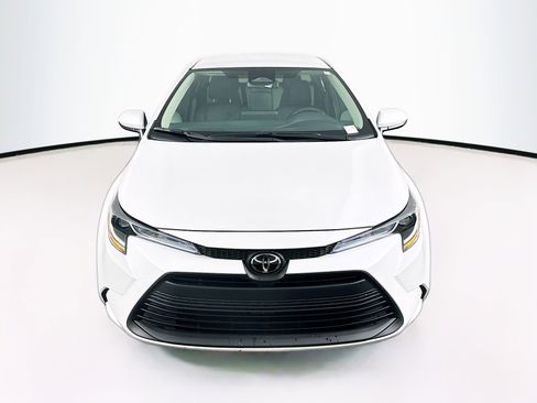Used 2025 Toyota Corolla LE image 2