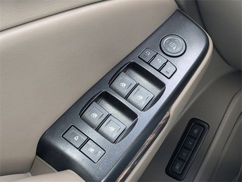 Used 2017 GMC Yukon SLT w/ Premium Edition image 29