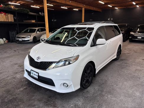 Used 2011 Toyota Sienna SE w/ Preferred Pkg FWD image 4
