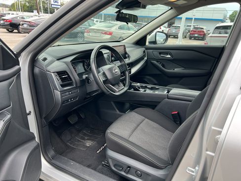 Used 2025 Nissan Rogue SV FWD image 9