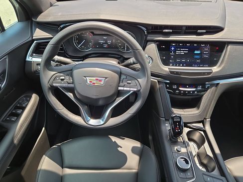 Used 2025 Cadillac XT6 Luxury FWD image 14