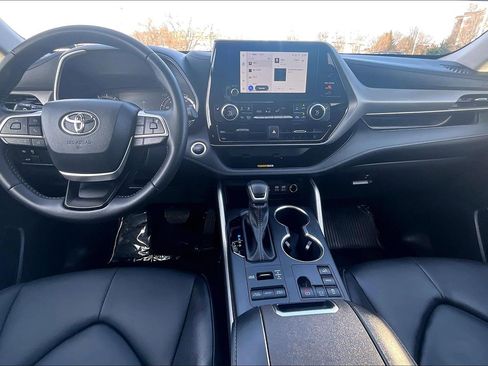 Used 2025 Toyota Highlander XLE image 14