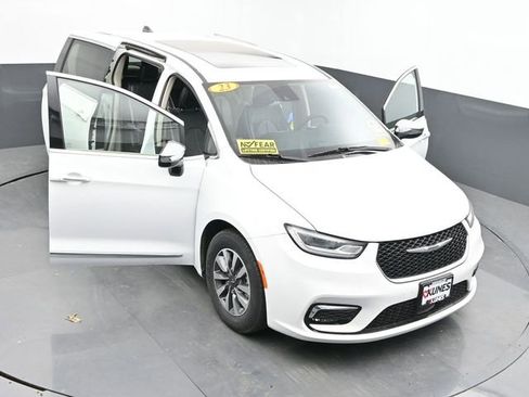 Used 2023 Chrysler Pacifica Limited FWD image 63