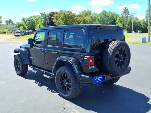 Used 2022 Jeep Wrangler Unlimited Sahara AWD/4WD image 3