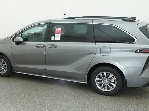 New 2026 Toyota Sienna XLE image 4