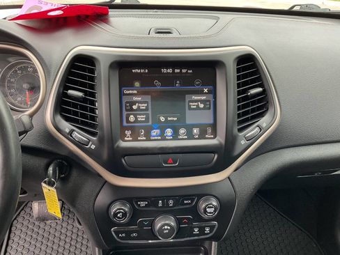 Used 2017 Jeep Cherokee Latitude w/ Cold Weather Group AWD/4WD image 23