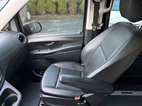 Used 2018 Mercedes-Benz Metris Passenger image 25