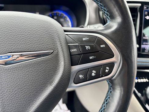 Used 2021 Chrysler Pacifica Touring-L FWD image 17