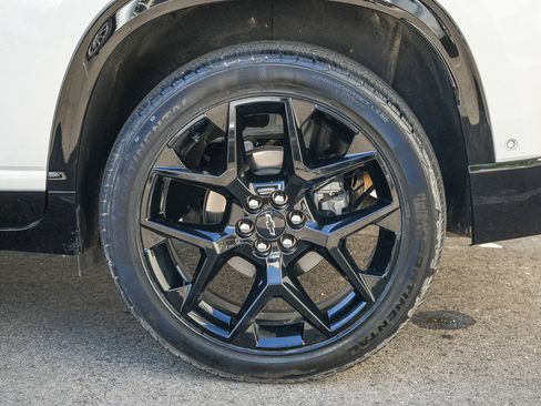 Used 2024 Chevrolet Traverse RS FWD image 12